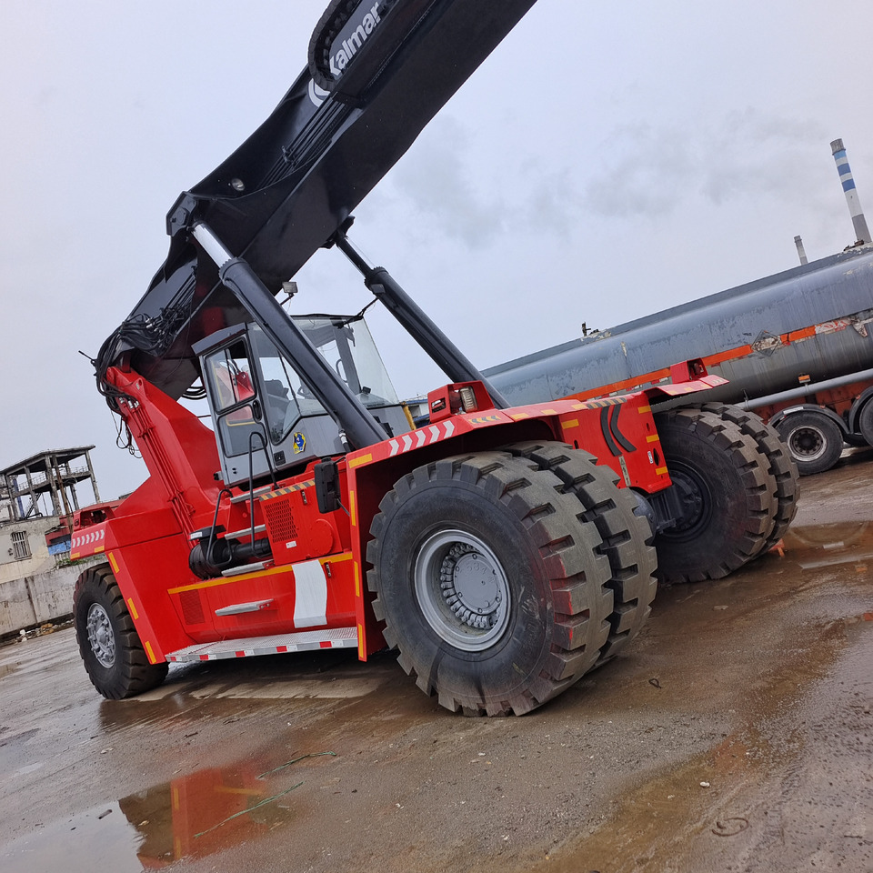 KALMAR DRF450 - Konténerrakodó: 4 kép. KALMAR DRF450 - Konténerrakodó: 4 kép.