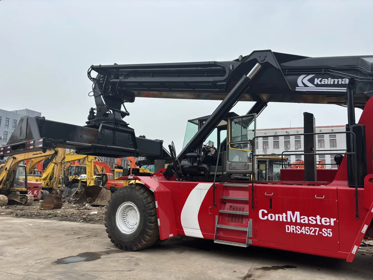 KALMAR DRS 4527 - S5 DRF450 DRT 450 45TON CONTAINER HANDLER - Konténerrakodó: 4 kép. KALMAR DRS 4527 - S5 DRF450 DRT 450 45TON CONTAINER HANDLER - Konténerrakodó: 4 kép.