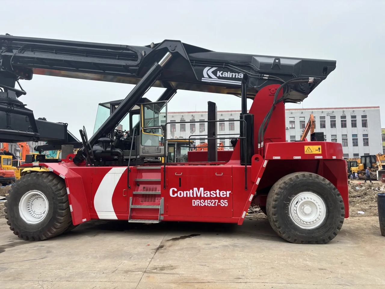 KALMAR DRS 4527 - S5 DRF450 DRT 450 45TON CONTAINER HANDLER - Konténerrakodó: 5 kép. KALMAR DRS 4527 - S5 DRF450 DRT 450 45TON CONTAINER HANDLER - Konténerrakodó: 5 kép.
