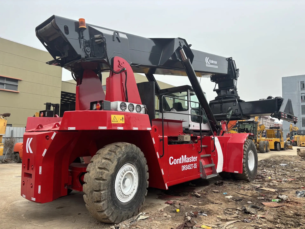 KALMAR DRS 4527 - S5 DRF450 DRT 450 45TON CONTAINER HANDLER - Konténerrakodó: 1 kép. KALMAR DRS 4527 - S5 DRF450 DRT 450 45TON CONTAINER HANDLER - Konténerrakodó: 1 kép.