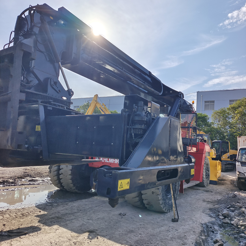 KALMAR DRT450 45 TON DRF 450 DRU450 DRD 450 - Konténerrakodó: 4 kép. KALMAR DRT450 45 TON DRF 450 DRU450 DRD 450 - Konténerrakodó: 4 kép.