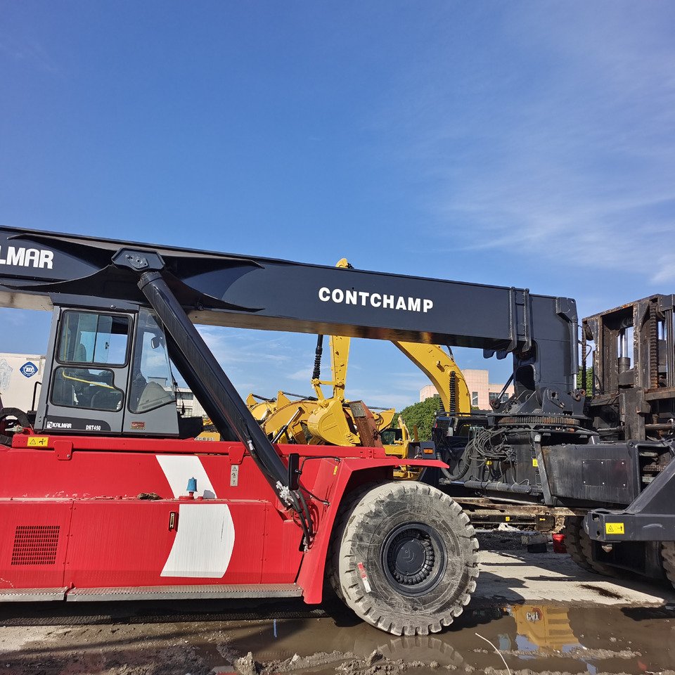 KALMAR DRT450 DRT DRD DRU 450 45 TON - Konténerrakodó: 2 kép. KALMAR DRT450 DRT DRD DRU 450 45 TON - Konténerrakodó: 2 kép.