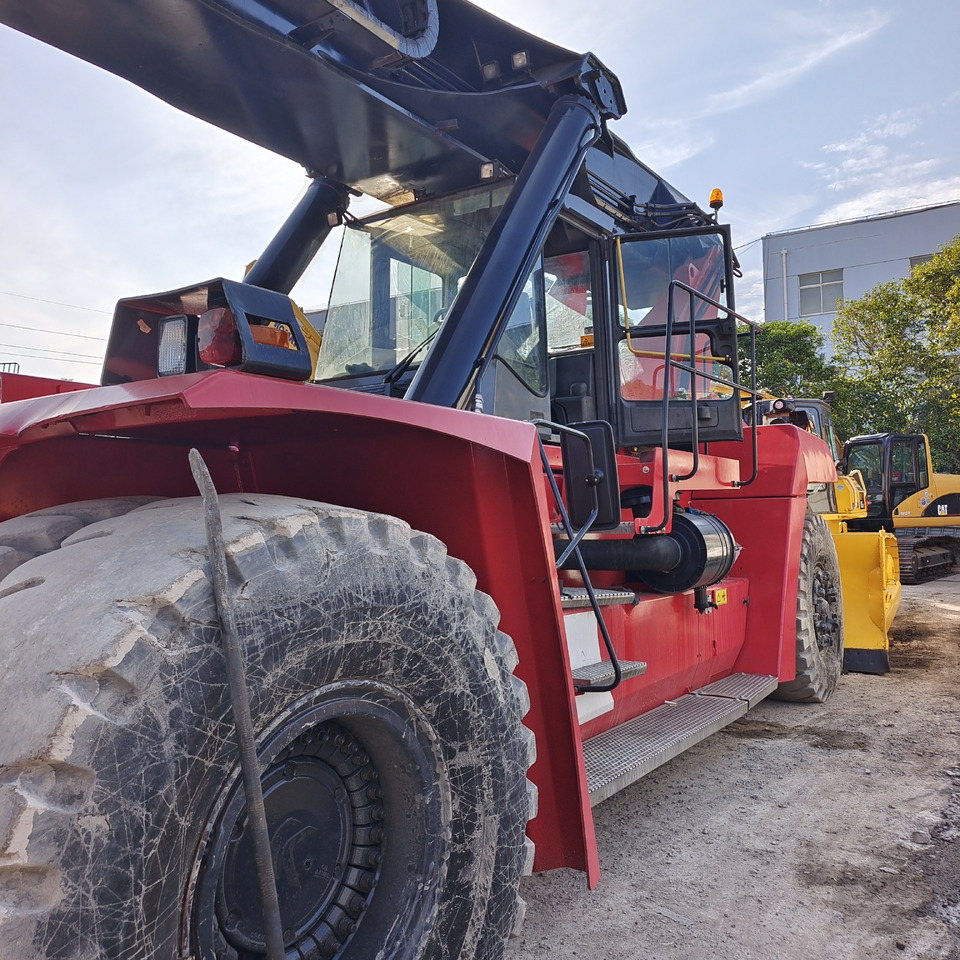 Konténerrakodó KALMAR DRT450: 6 kép. Konténerrakodó KALMAR DRT450: 6 kép.