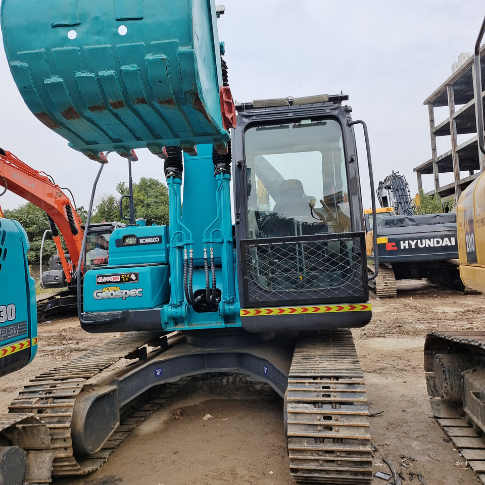 KOBELCO SK140 SK200-8 SK210LC - Lánctalpas kotró: 2 kép. KOBELCO SK140 SK200-8 SK210LC - Lánctalpas kotró: 2 kép.