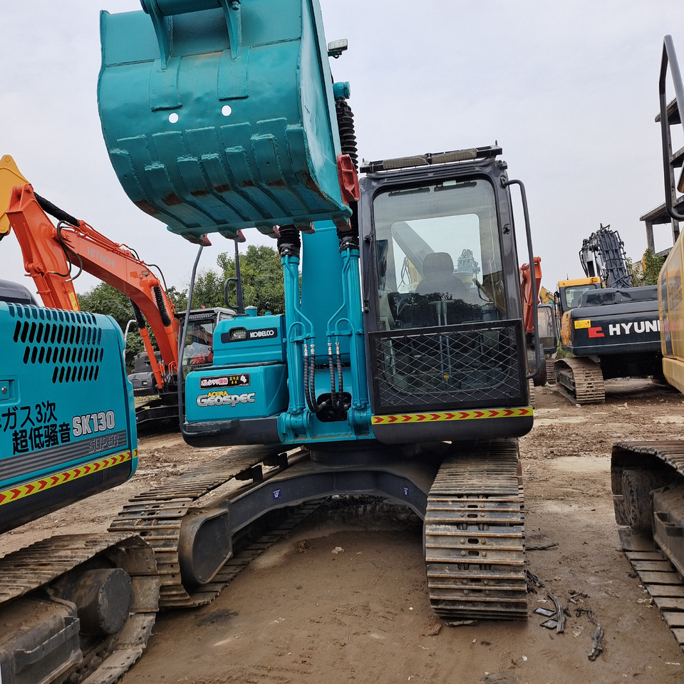 KOBELCO SK140 SK200-8 SK210LC - Lánctalpas kotró: 4 kép. KOBELCO SK140 SK200-8 SK210LC - Lánctalpas kotró: 4 kép.