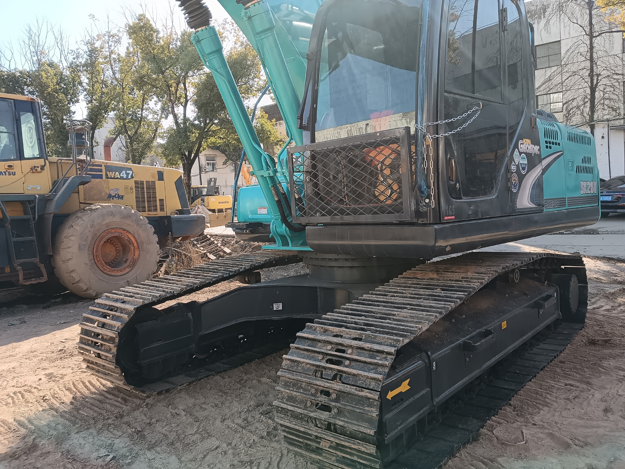 KOBELCO SK200-8 - Lánctalpas kotró: 3 kép. KOBELCO SK200-8 - Lánctalpas kotró: 3 kép.