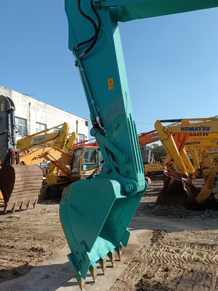 KOBELCO SK200-8 - Lánctalpas kotró: 4 kép. KOBELCO SK200-8 - Lánctalpas kotró: 4 kép.