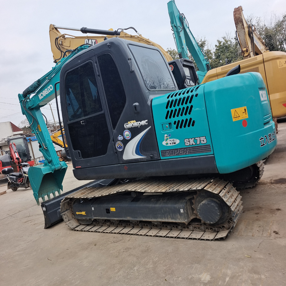 KOBELCO SK75 - Minikotró: 1 kép. KOBELCO SK75 - Minikotró: 1 kép.