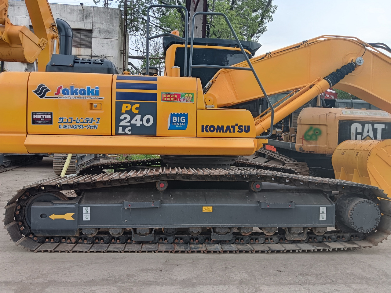KOMATSU PC 240 LC - Lánctalpas kotró: 3 kép. KOMATSU PC 240 LC - Lánctalpas kotró: 3 kép.