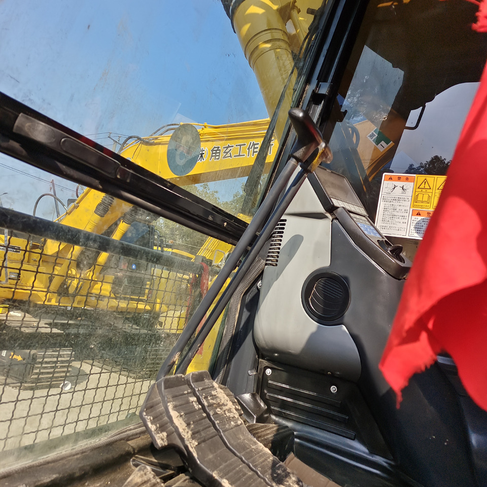 KOMATSU PC200-8 - Lánctalpas kotró: 5 kép. KOMATSU PC200-8 - Lánctalpas kotró: 5 kép.