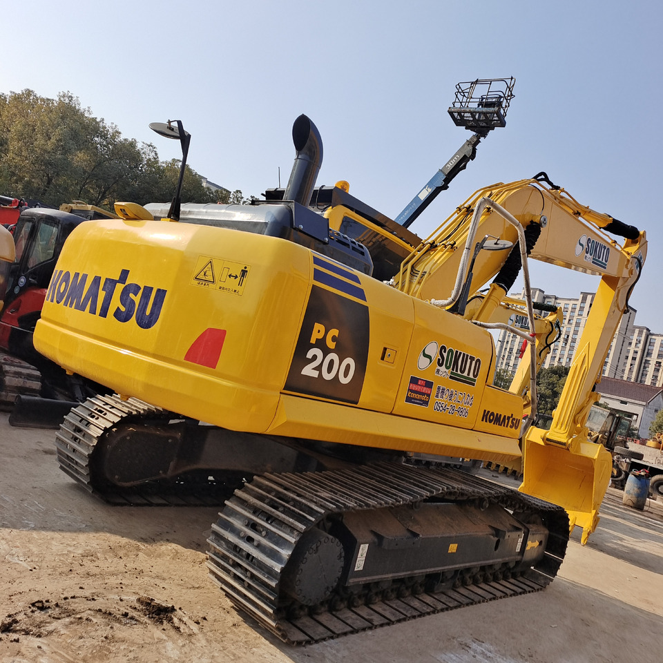 KOMATSU PC200-8 - Lánctalpas kotró: 2 kép. KOMATSU PC200-8 - Lánctalpas kotró: 2 kép.