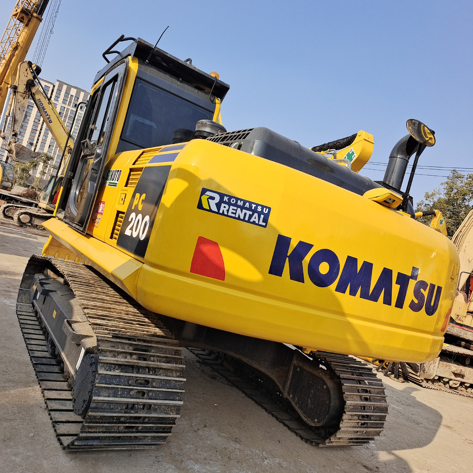 KOMATSU PC200-8 - Lánctalpas kotró: 4 kép. KOMATSU PC200-8 - Lánctalpas kotró: 4 kép.