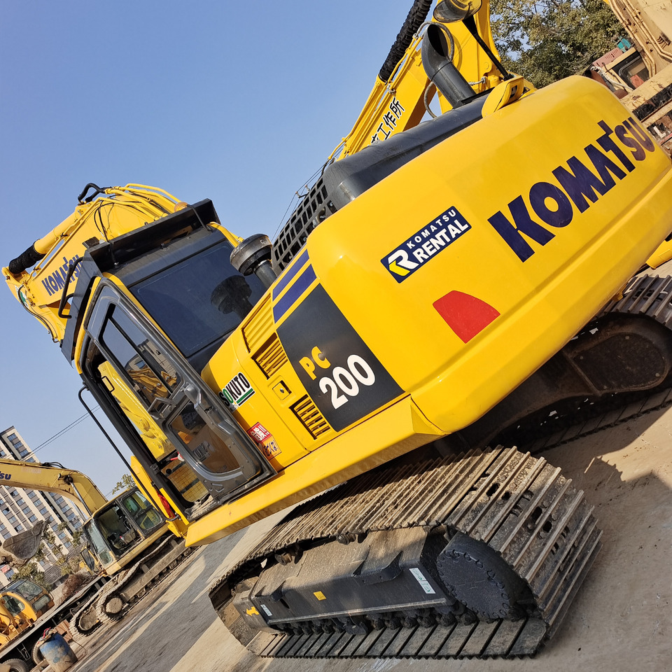 KOMATSU PC200-8 - Lánctalpas kotró: 1 kép. KOMATSU PC200-8 - Lánctalpas kotró: 1 kép.