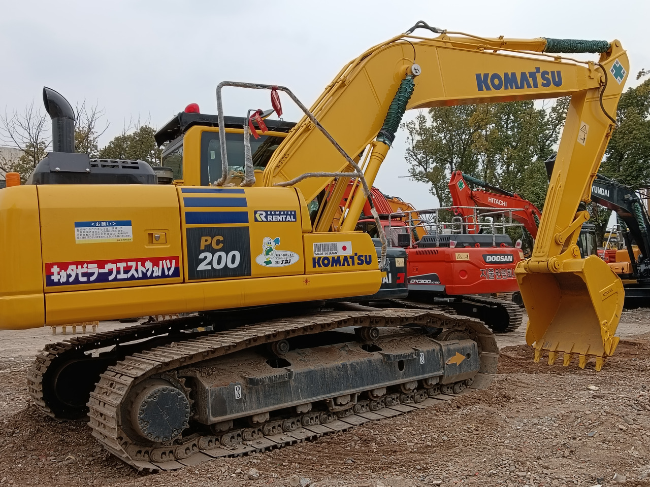 KOMATSU PC200-8 N1 - Lánctalpas kotró: 5 kép. KOMATSU PC200-8 N1 - Lánctalpas kotró: 5 kép.