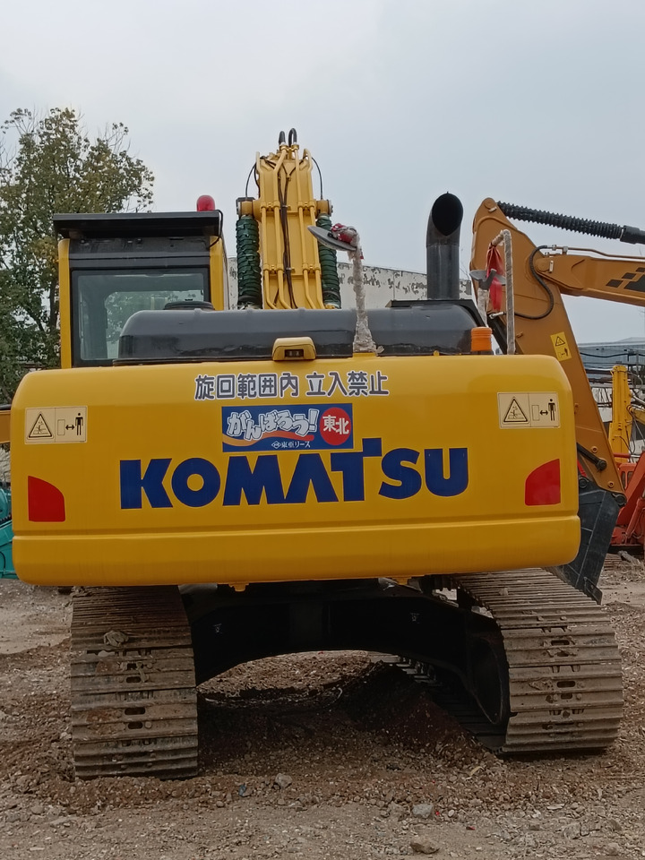 KOMATSU PC200-8 N1 - Lánctalpas kotró: 2 kép. KOMATSU PC200-8 N1 - Lánctalpas kotró: 2 kép.