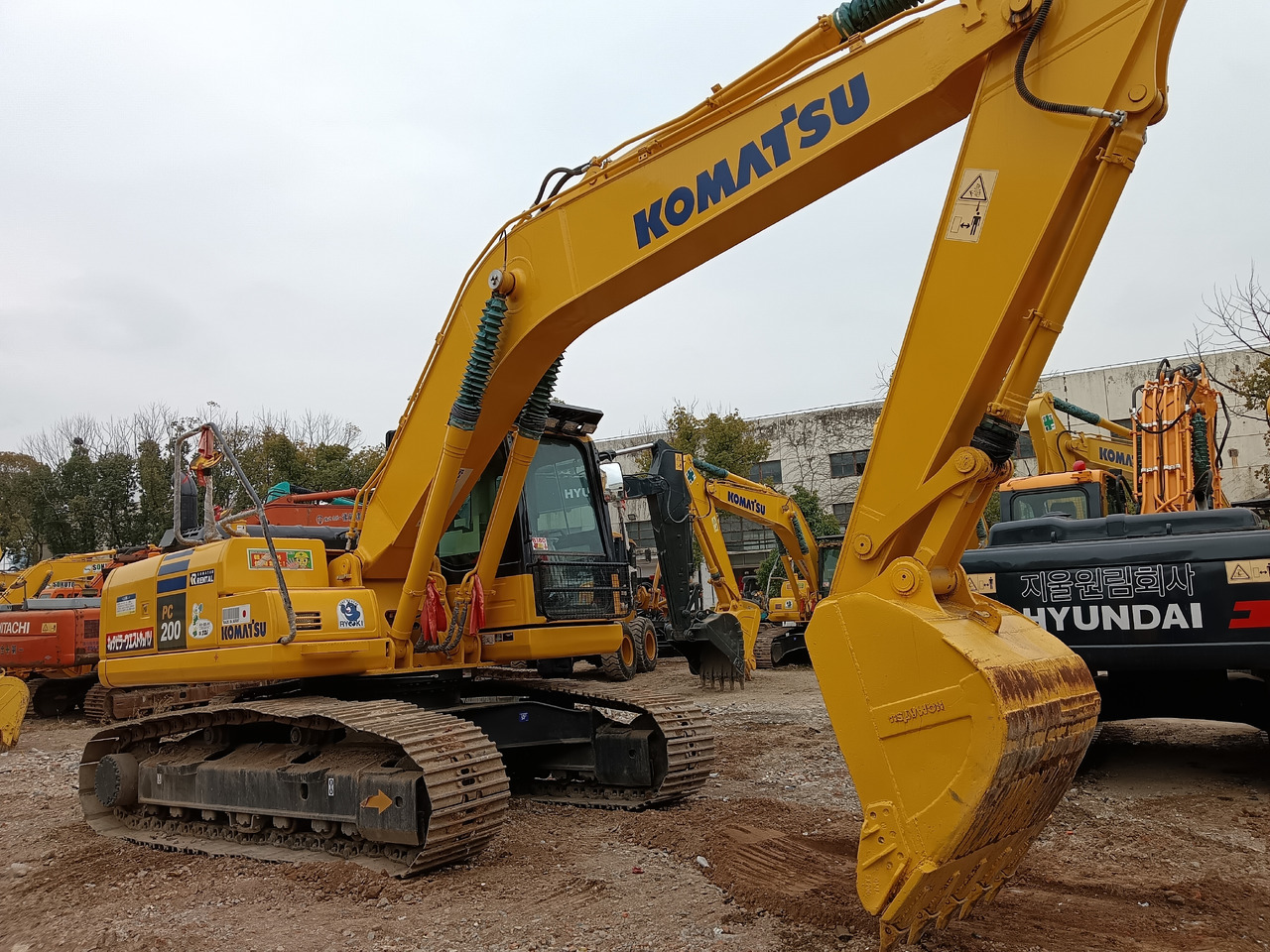 KOMATSU PC200-8 N1 - Lánctalpas kotró: 1 kép. KOMATSU PC200-8 N1 - Lánctalpas kotró: 1 kép.
