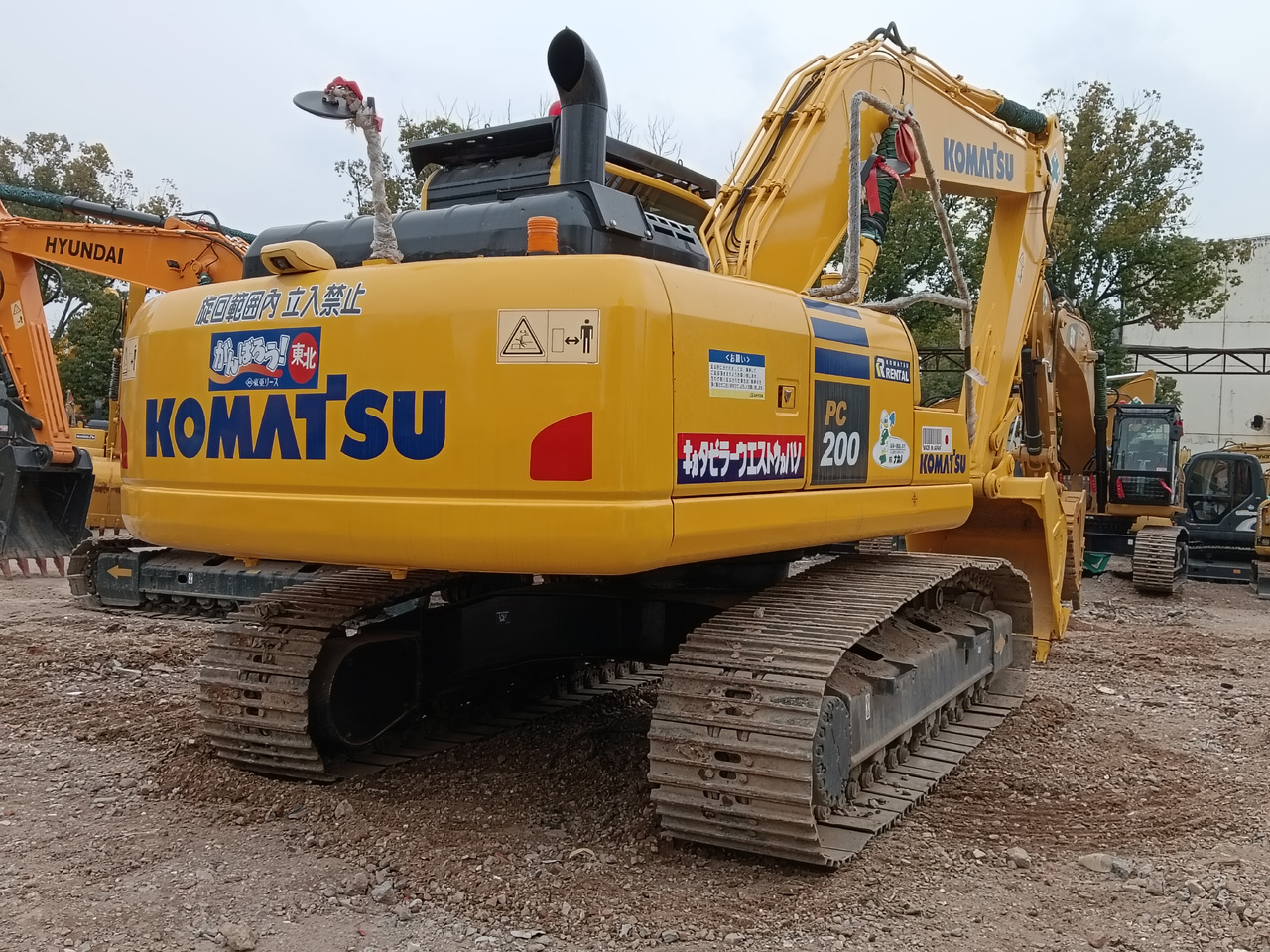 KOMATSU PC200-8 N1 - Lánctalpas kotró: 4 kép. KOMATSU PC200-8 N1 - Lánctalpas kotró: 4 kép.