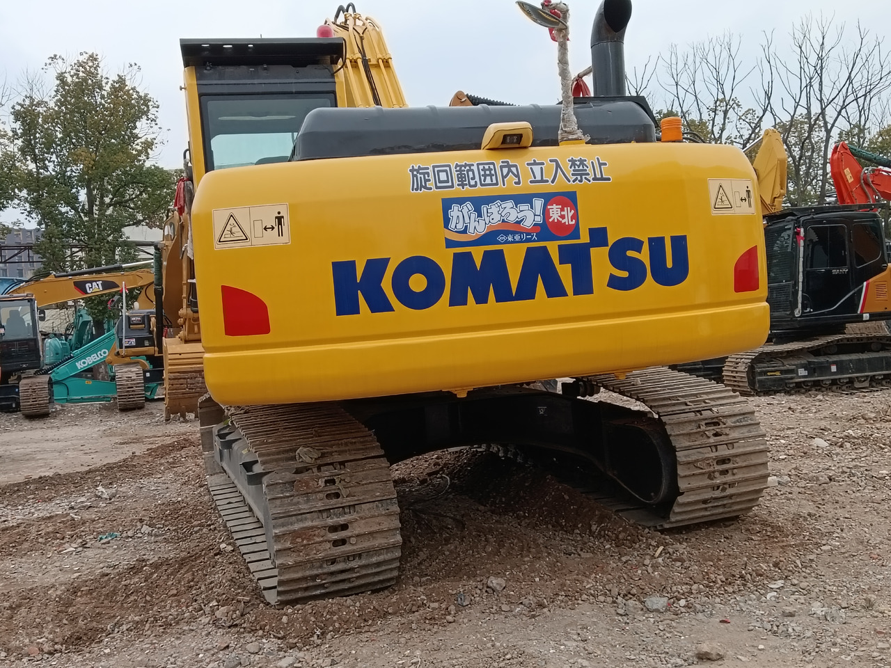 KOMATSU PC200-8 N1 - Lánctalpas kotró: 3 kép. KOMATSU PC200-8 N1 - Lánctalpas kotró: 3 kép.