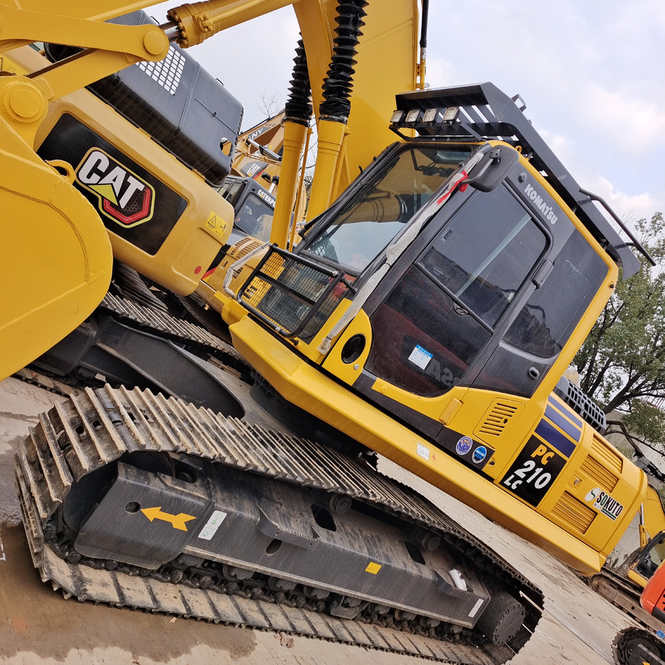 KOMATSU PC210-8 PC210LC-8 PC 210 LC - Lánctalpas kotró: 4 kép. KOMATSU PC210-8 PC210LC-8 PC 210 LC - Lánctalpas kotró: 4 kép.