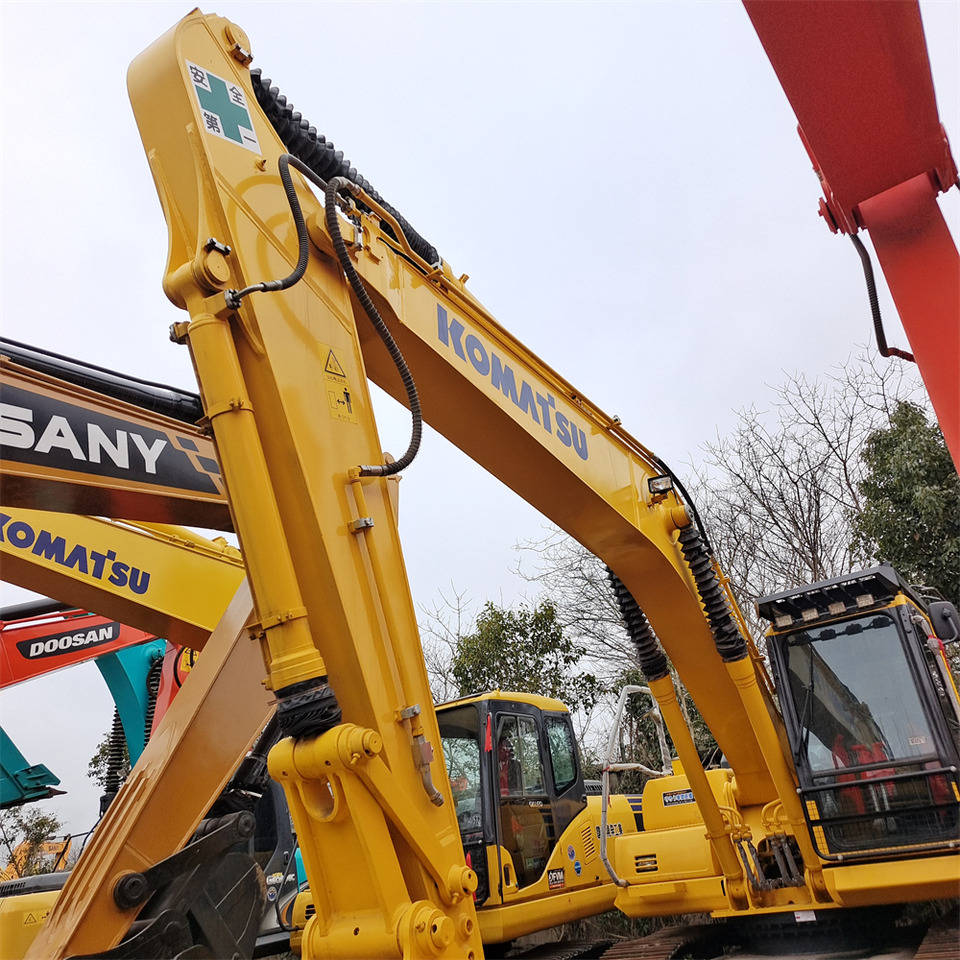 KOMATSU PC210LC PC 210 LC - 8 - Lánctalpas kotró: 4 kép. KOMATSU PC210LC PC 210 LC - 8 - Lánctalpas kotró: 4 kép.