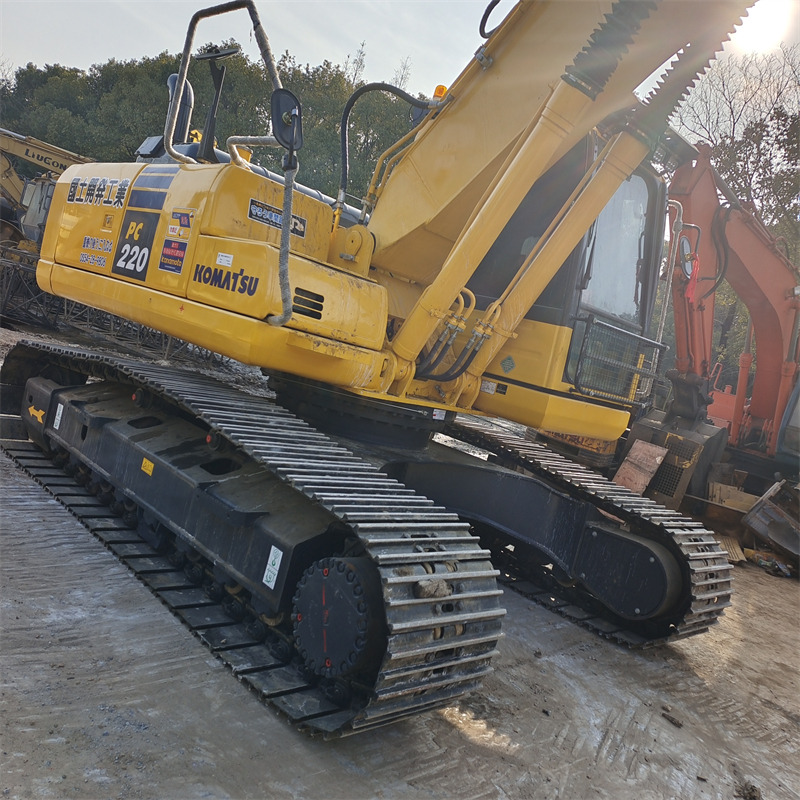 KOMATSU PC220-8 N1 - Lánctalpas kotró: 3 kép. KOMATSU PC220-8 N1 - Lánctalpas kotró: 3 kép.