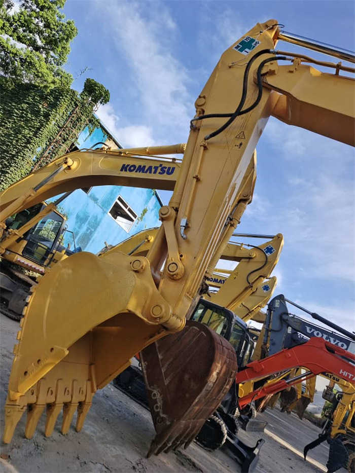 KOMATSU PC400-8 PC400-8R - Lánctalpas kotró: 2 kép. KOMATSU PC400-8 PC400-8R - Lánctalpas kotró: 2 kép.