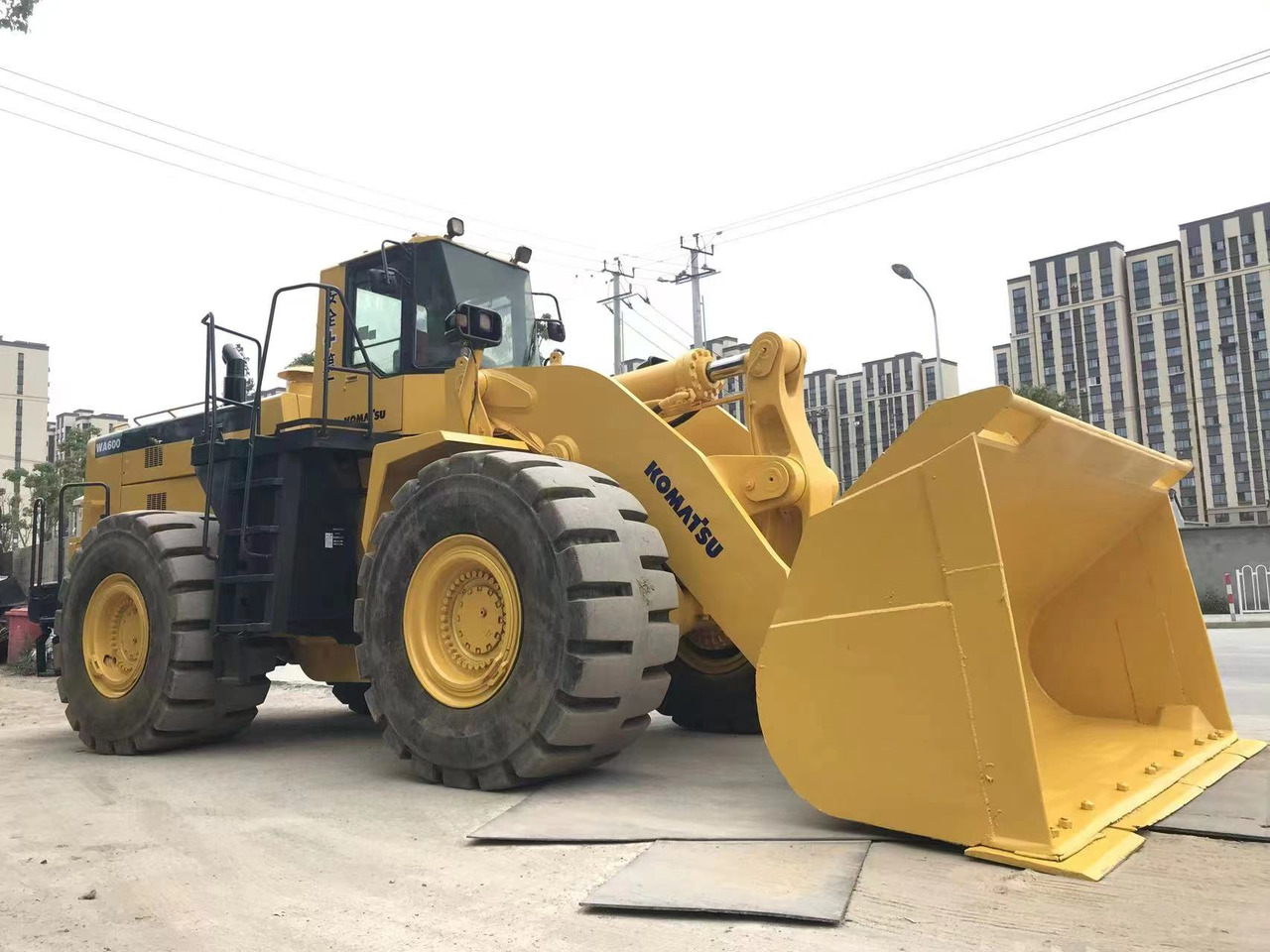 KOMATSU WA 600 - Gumikerekes homlokrakodó: 1 kép. KOMATSU WA 600 - Gumikerekes homlokrakodó: 1 kép.