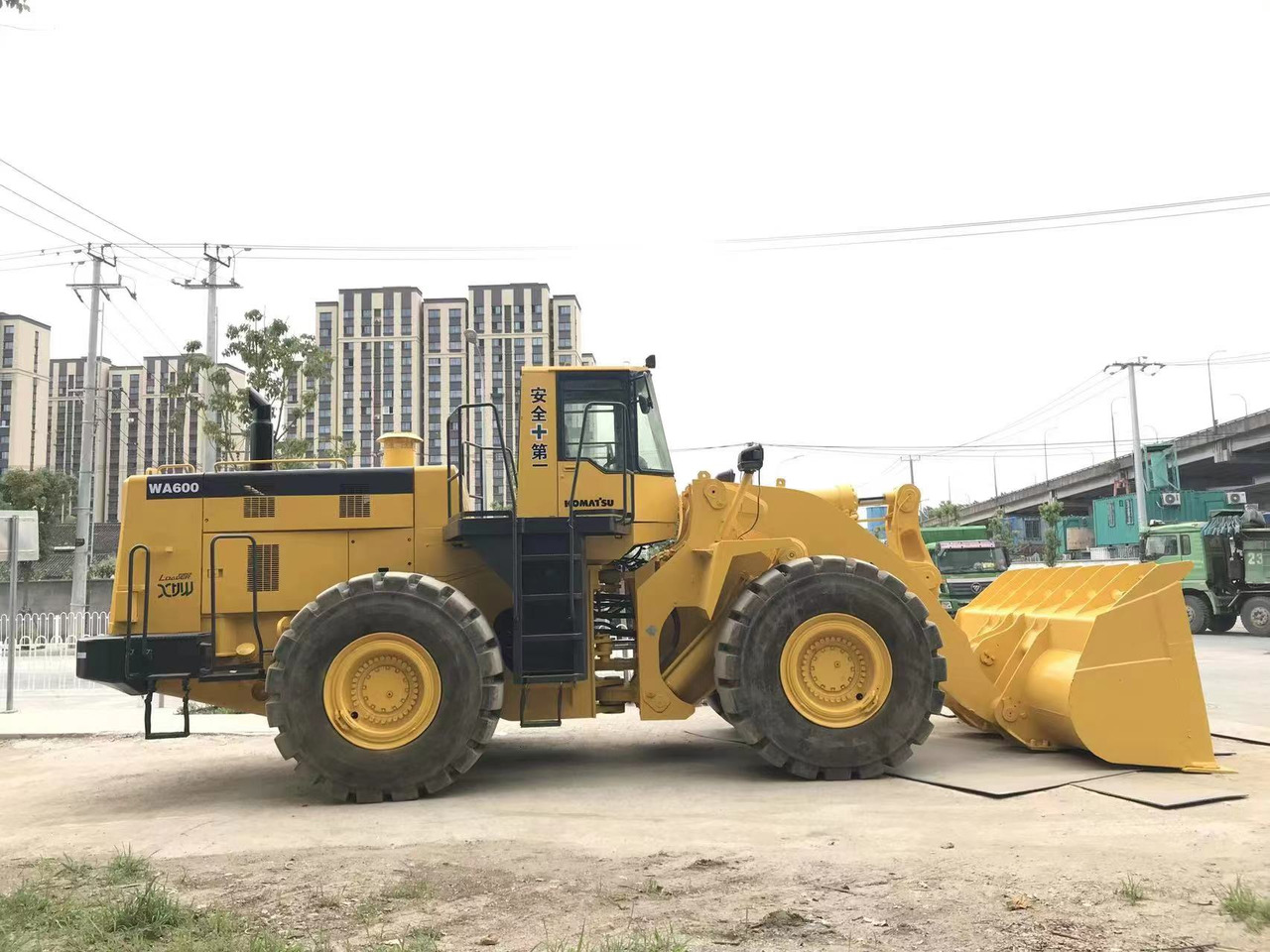 KOMATSU WA 600 - Gumikerekes homlokrakodó: 3 kép. KOMATSU WA 600 - Gumikerekes homlokrakodó: 3 kép.