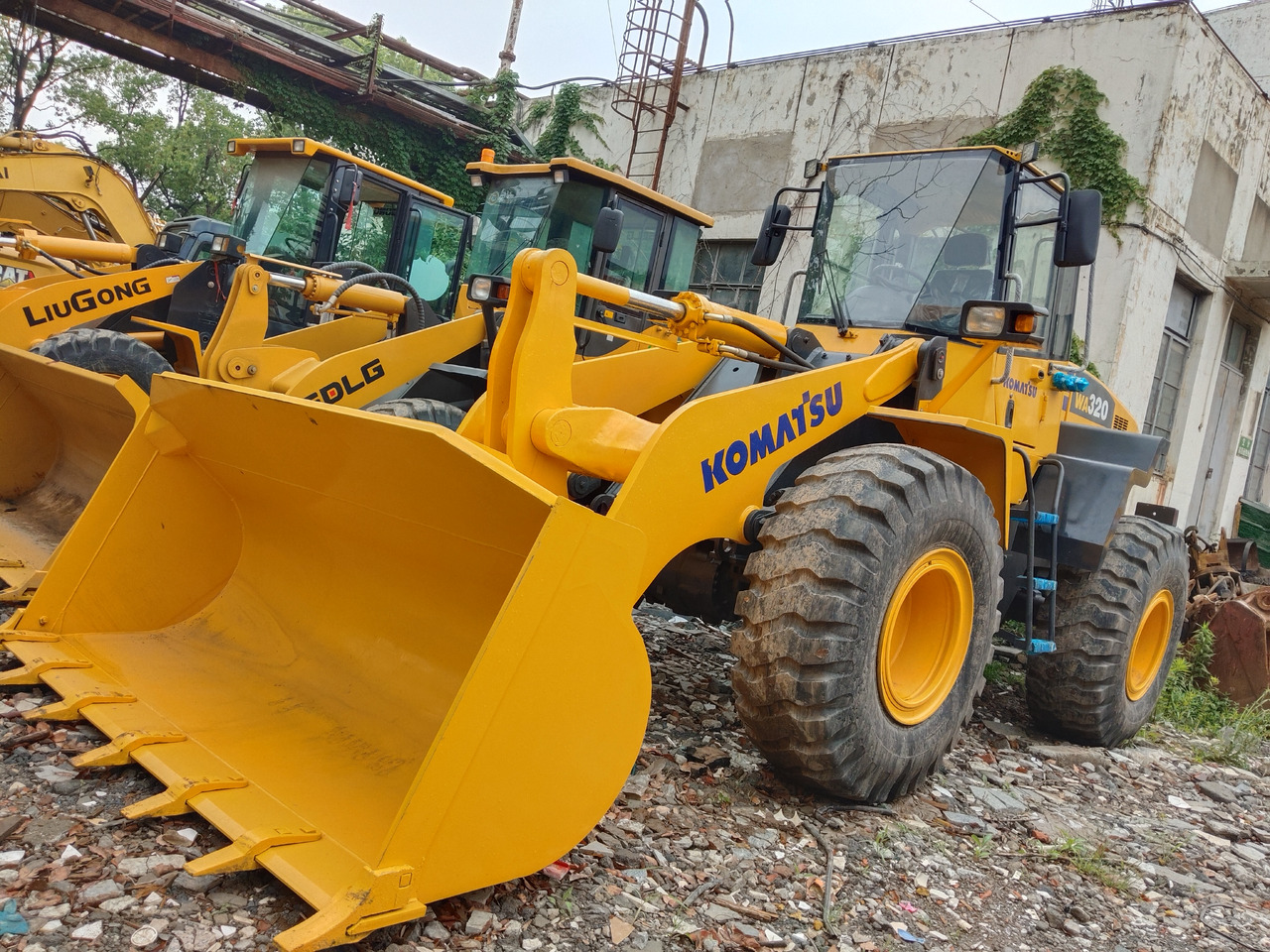 KOMATSU WA320-5 - Gumikerekes homlokrakodó: 5 kép. KOMATSU WA320-5 - Gumikerekes homlokrakodó: 5 kép.