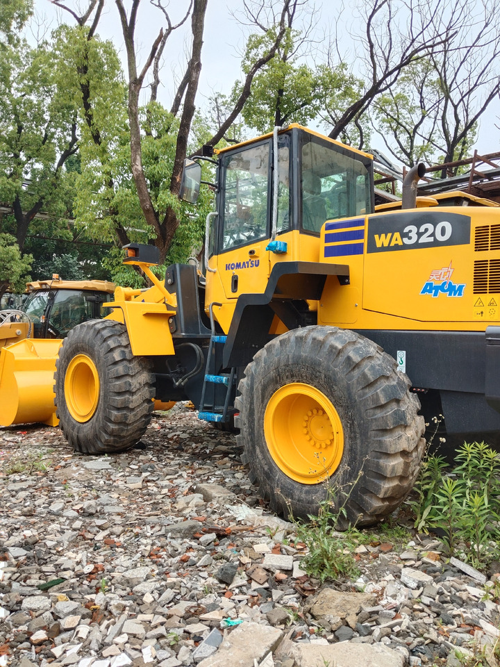 KOMATSU WA320 - Gumikerekes homlokrakodó: 3 kép. KOMATSU WA320 - Gumikerekes homlokrakodó: 3 kép.