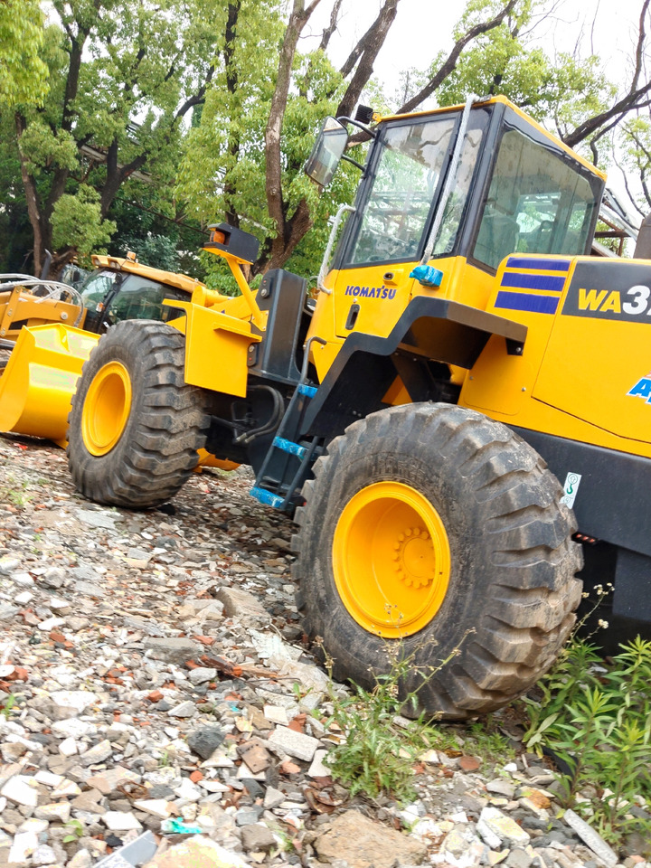 KOMATSU WA320 WA320-5 WA380 WA500 WA600 - Gumikerekes homlokrakodó: 3 kép. KOMATSU WA320 WA320-5 WA380 WA500 WA600 - Gumikerekes homlokrakodó: 3 kép.