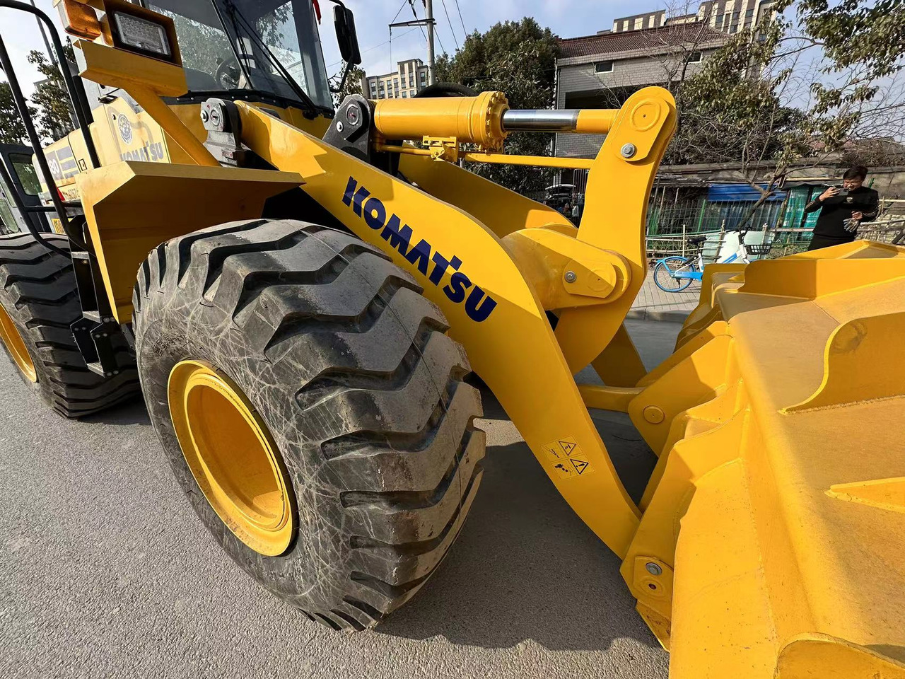 KOMATSU WA380-3 - Gumikerekes homlokrakodó: 2 kép. KOMATSU WA380-3 - Gumikerekes homlokrakodó: 2 kép.