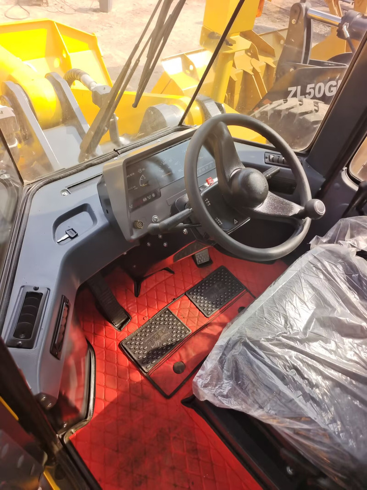 KOMATSU WA470-3 - Gumikerekes homlokrakodó: 4 kép. KOMATSU WA470-3 - Gumikerekes homlokrakodó: 4 kép.