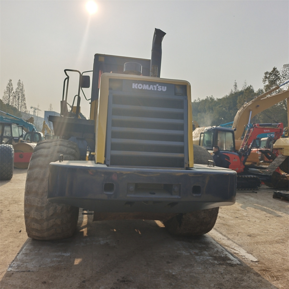 KOMATSU WA470 - Gumikerekes homlokrakodó: 4 kép. KOMATSU WA470 - Gumikerekes homlokrakodó: 4 kép.