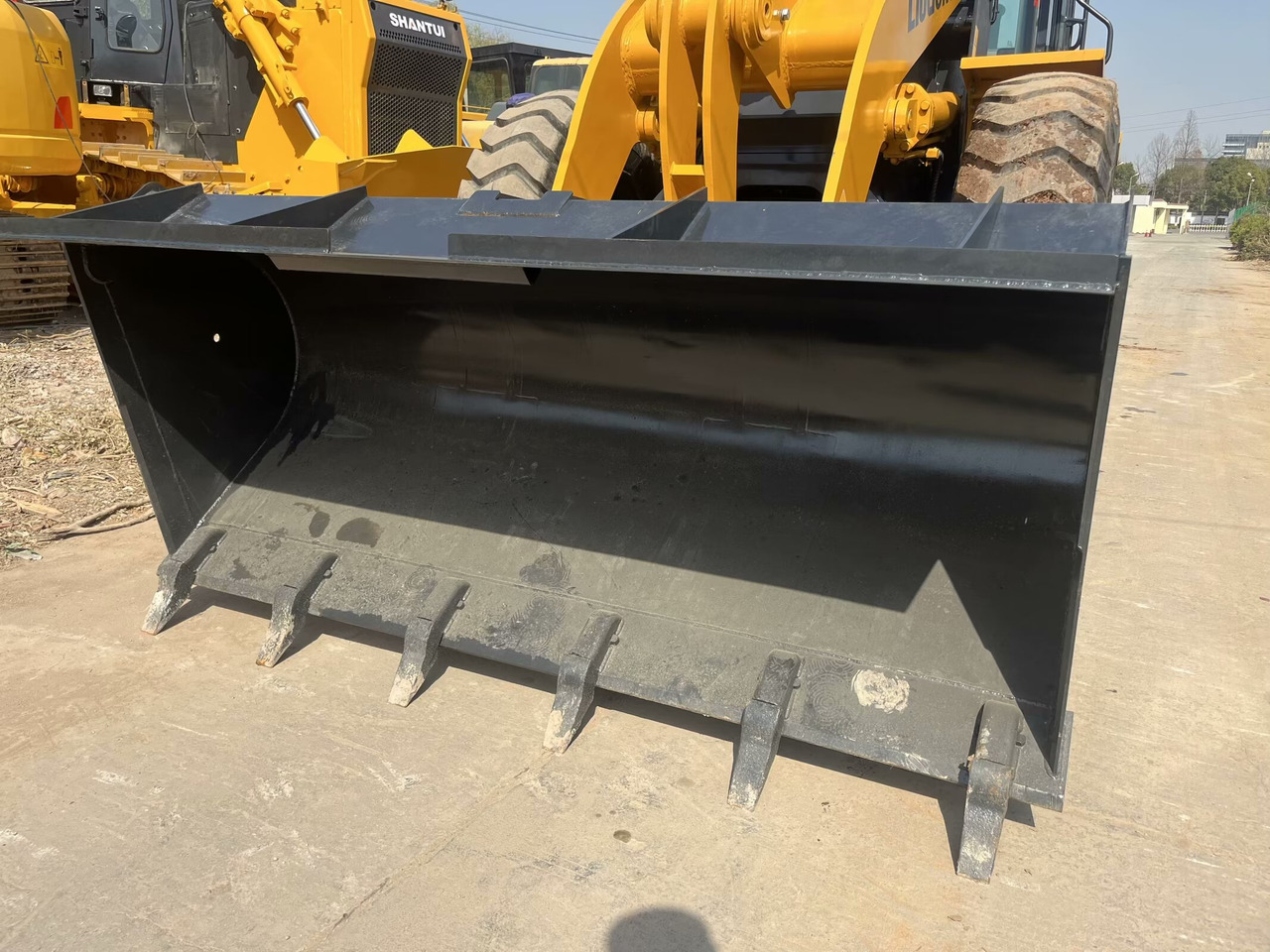 LIUGONG 835 - Gumikerekes homlokrakodó: 5 kép. LIUGONG 835 - Gumikerekes homlokrakodó: 5 kép.