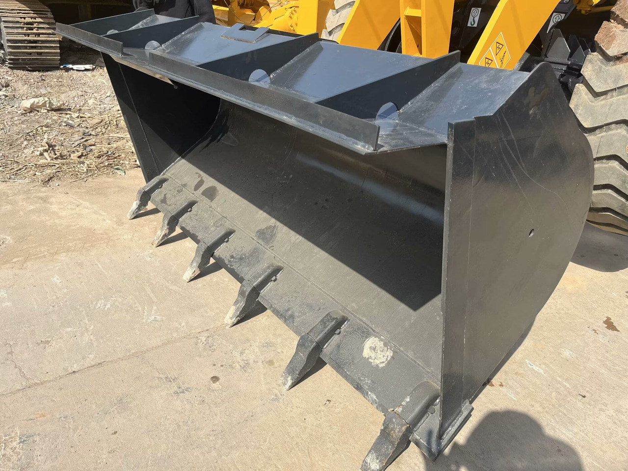 LIUGONG 835 - Gumikerekes homlokrakodó: 4 kép. LIUGONG 835 - Gumikerekes homlokrakodó: 4 kép.