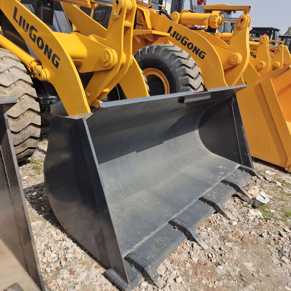 LIUGONG 836 - Gumikerekes homlokrakodó: 2 kép. LIUGONG 836 - Gumikerekes homlokrakodó: 2 kép.