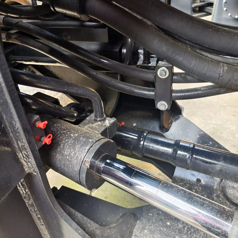 LIUGONG 856H integrates ZF Powershift transmissions - Gumikerekes homlokrakodó: 3 kép. LIUGONG 856H integrates ZF Powershift transmissions - Gumikerekes homlokrakodó: 3 kép.