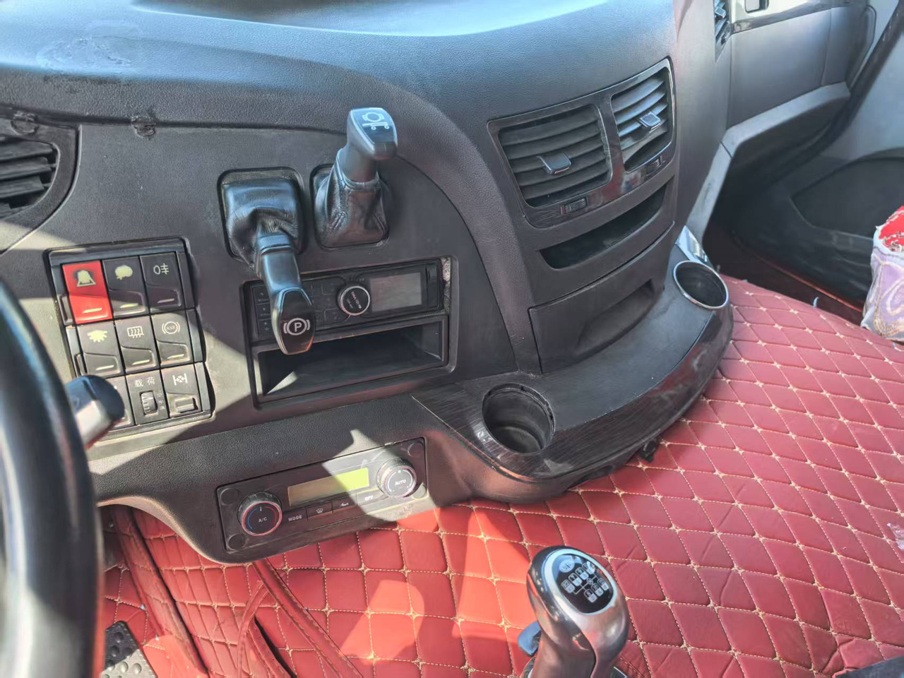 FAW JIEFANG 6*4 8*4 TRACTOR HEAD - Nyergesvontató: 5 kép. FAW JIEFANG 6*4 8*4 TRACTOR HEAD - Nyergesvontató: 5 kép.