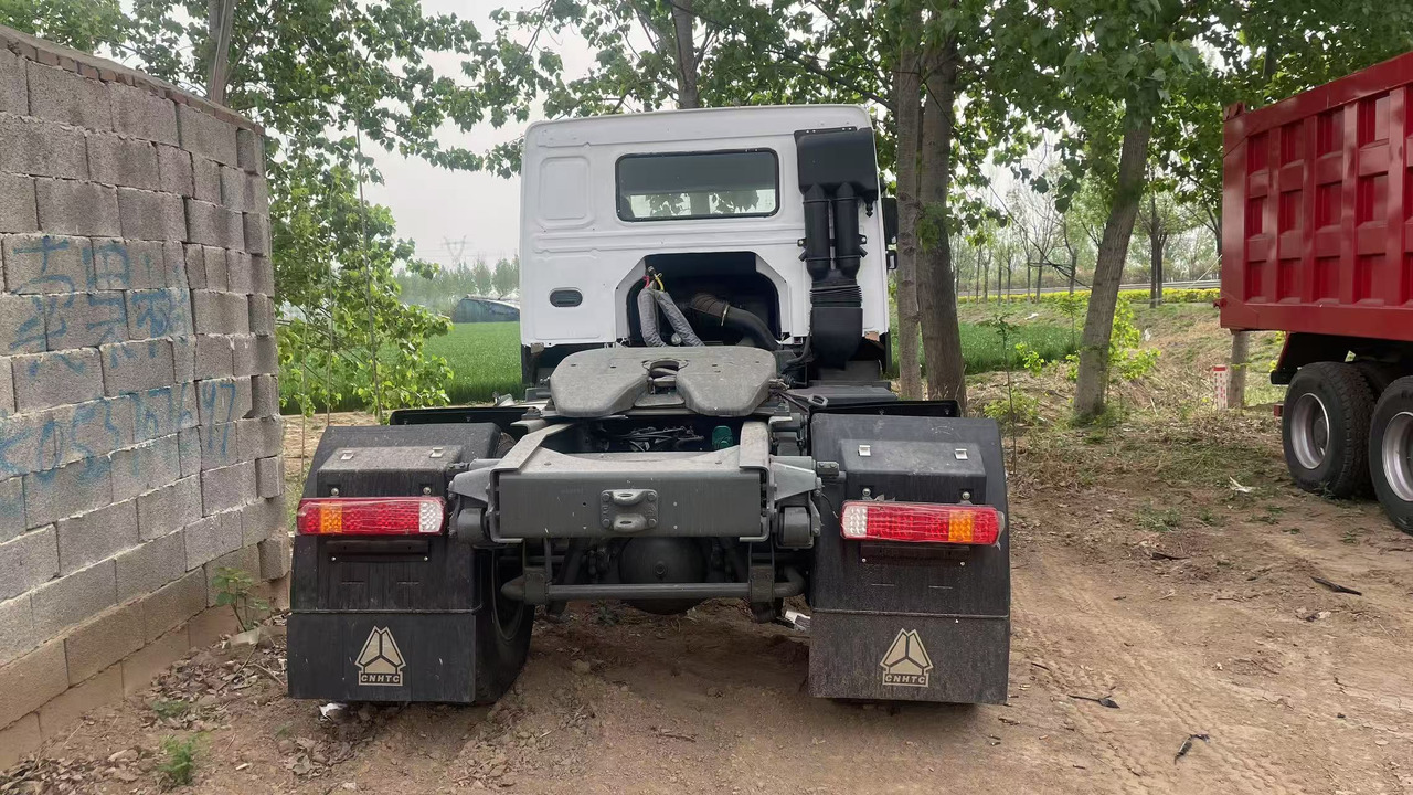 SINOTRUK HOWO 4*2 6*4 8*4 - Nyergesvontató: 3 kép. SINOTRUK HOWO 4*2 6*4 8*4 - Nyergesvontató: 3 kép.