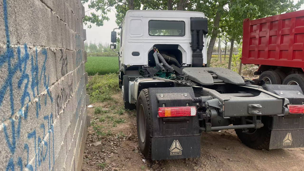 SINOTRUK HOWO 4*2 - Nyergesvontató: 4 kép. SINOTRUK HOWO 4*2 - Nyergesvontató: 4 kép.