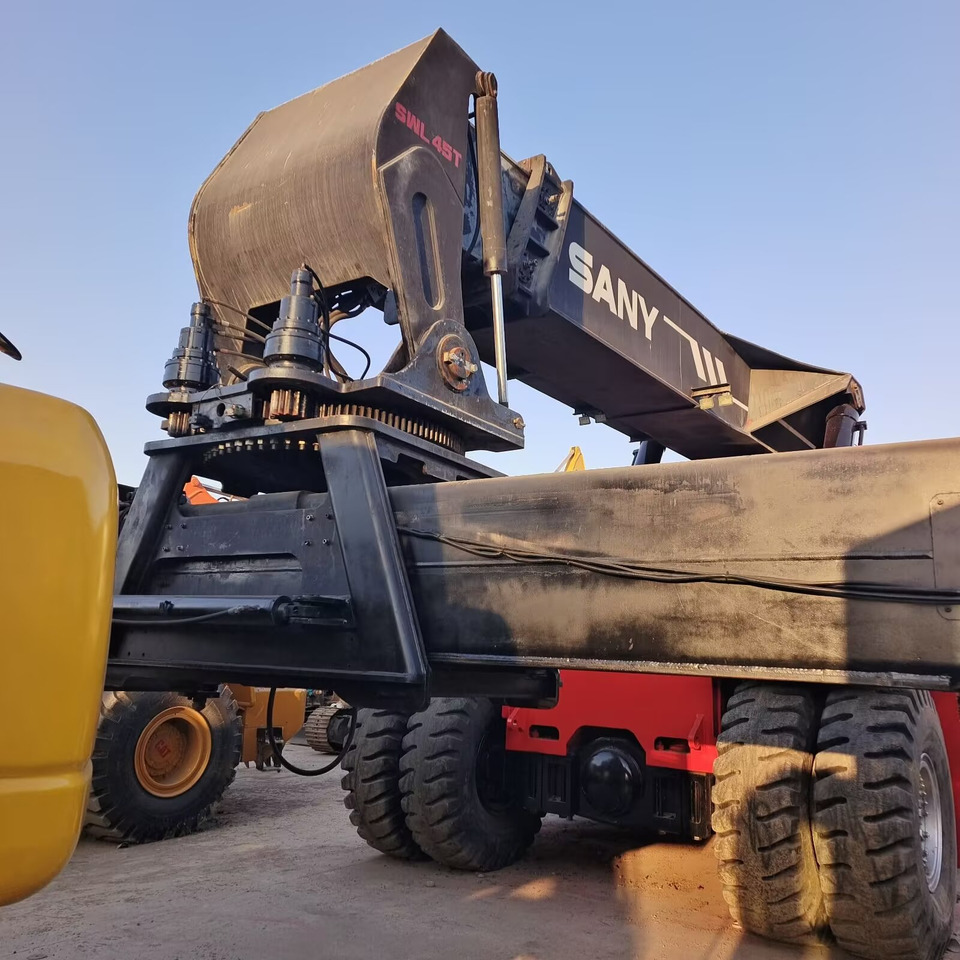 Konténerrakodó SANY SRSC45C30 45 TON CAPACITY: 10 kép. Konténerrakodó SANY SRSC45C30 45 TON CAPACITY: 10 kép.