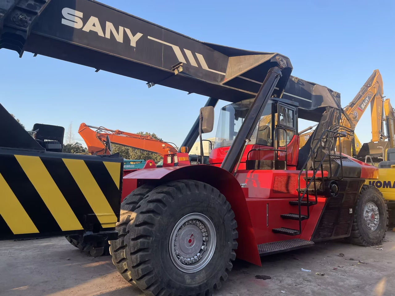 SANY SRSC45C30 - Konténerrakodó: 4 kép. SANY SRSC45C30 - Konténerrakodó: 4 kép.