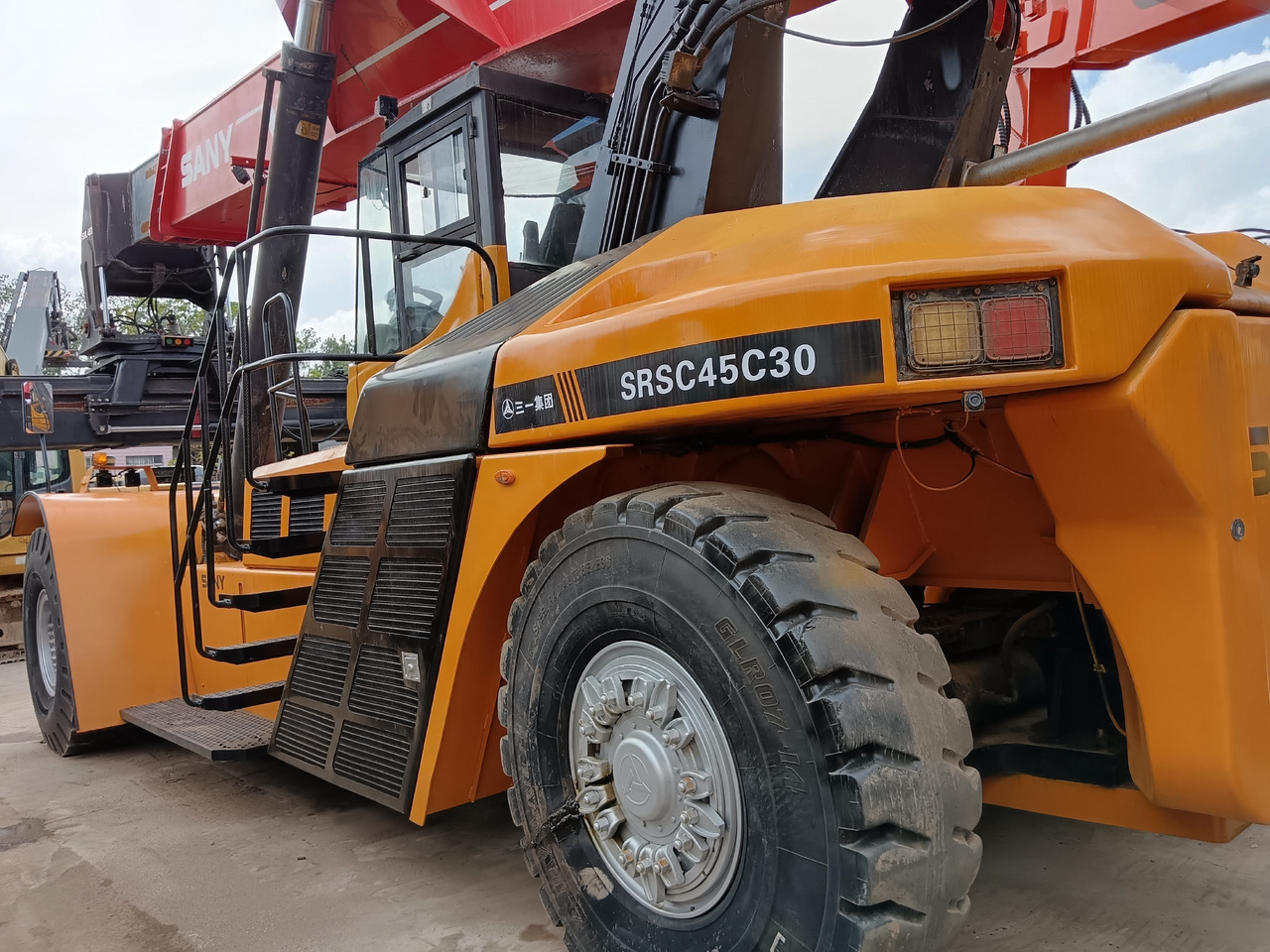 SANY SRSC45C30 REACH STACKER - Konténerrakodó: 1 kép. SANY SRSC45C30 REACH STACKER - Konténerrakodó: 1 kép.