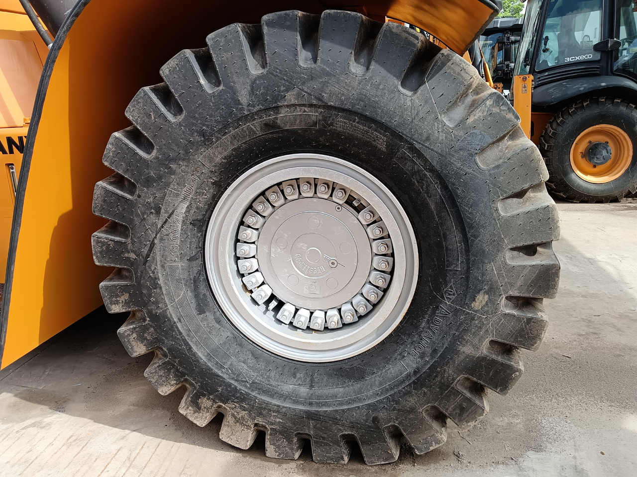 SANY SRSC45C30 REACH STACKER - Konténerrakodó: 4 kép. SANY SRSC45C30 REACH STACKER - Konténerrakodó: 4 kép.