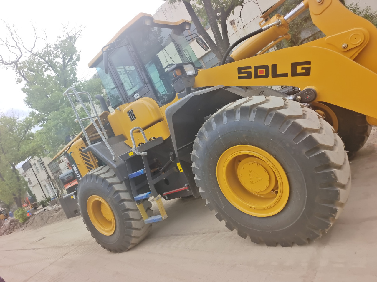 SDLG LG 956L - Gumikerekes homlokrakodó: 2 kép. SDLG LG 956L - Gumikerekes homlokrakodó: 2 kép.