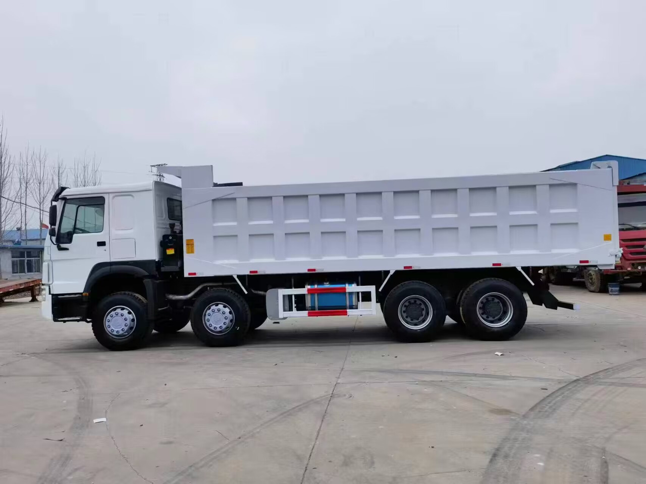 SINOTRUK HOWO 12 TIRES 8*4 - Billenőplatós teherautó: 2 kép. SINOTRUK HOWO 12 TIRES 8*4 - Billenőplatós teherautó: 2 kép.