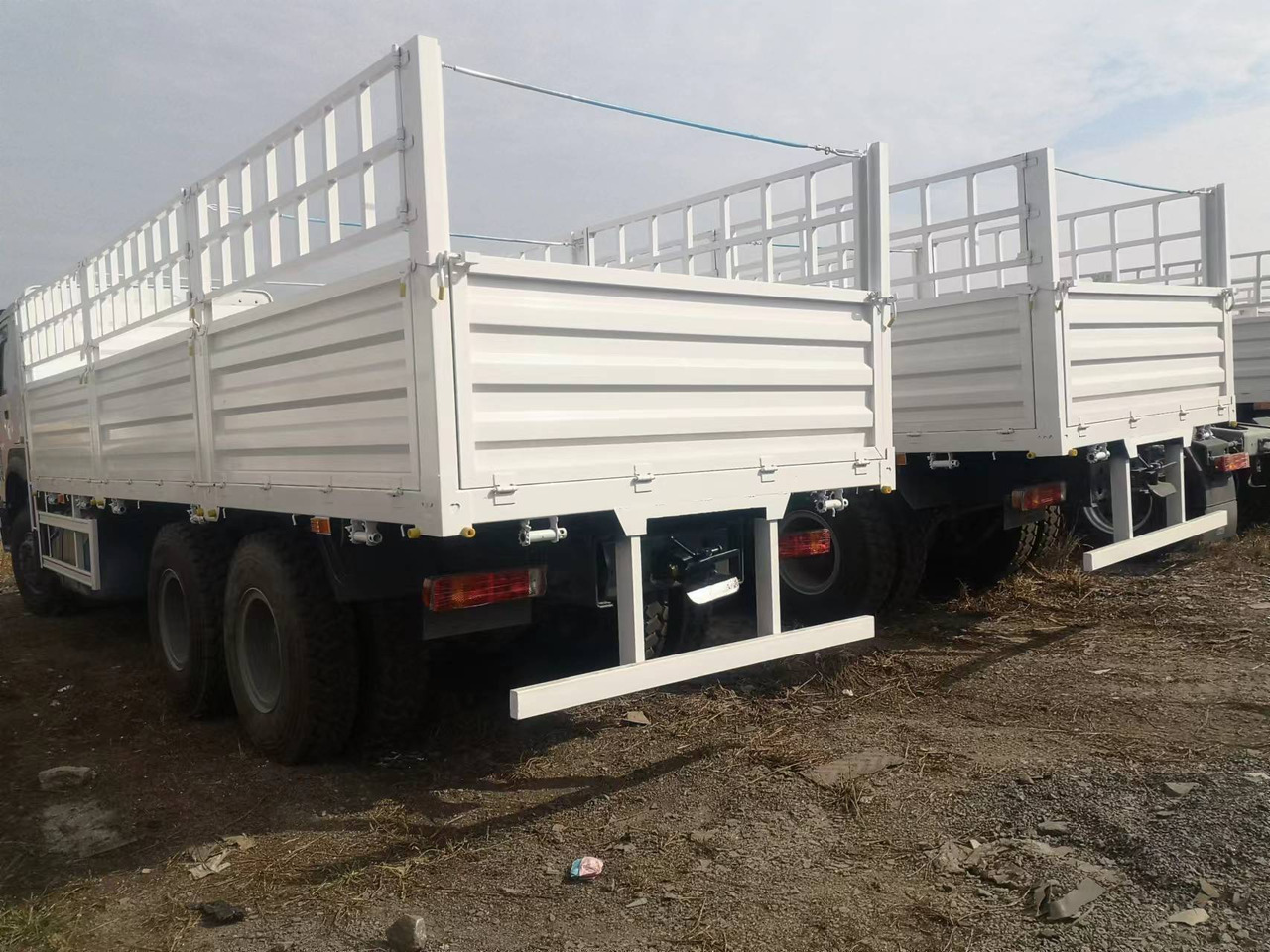 SINOTRUK HOWO 375 SINOTRUK HOWO 371 WITH FENCE howo380 420 400 - Állatszállító teherautó: 1 kép. SINOTRUK HOWO 375 SINOTRUK HOWO 371 WITH FENCE howo380 420 400 - Állatszállító teherautó: 1 kép.