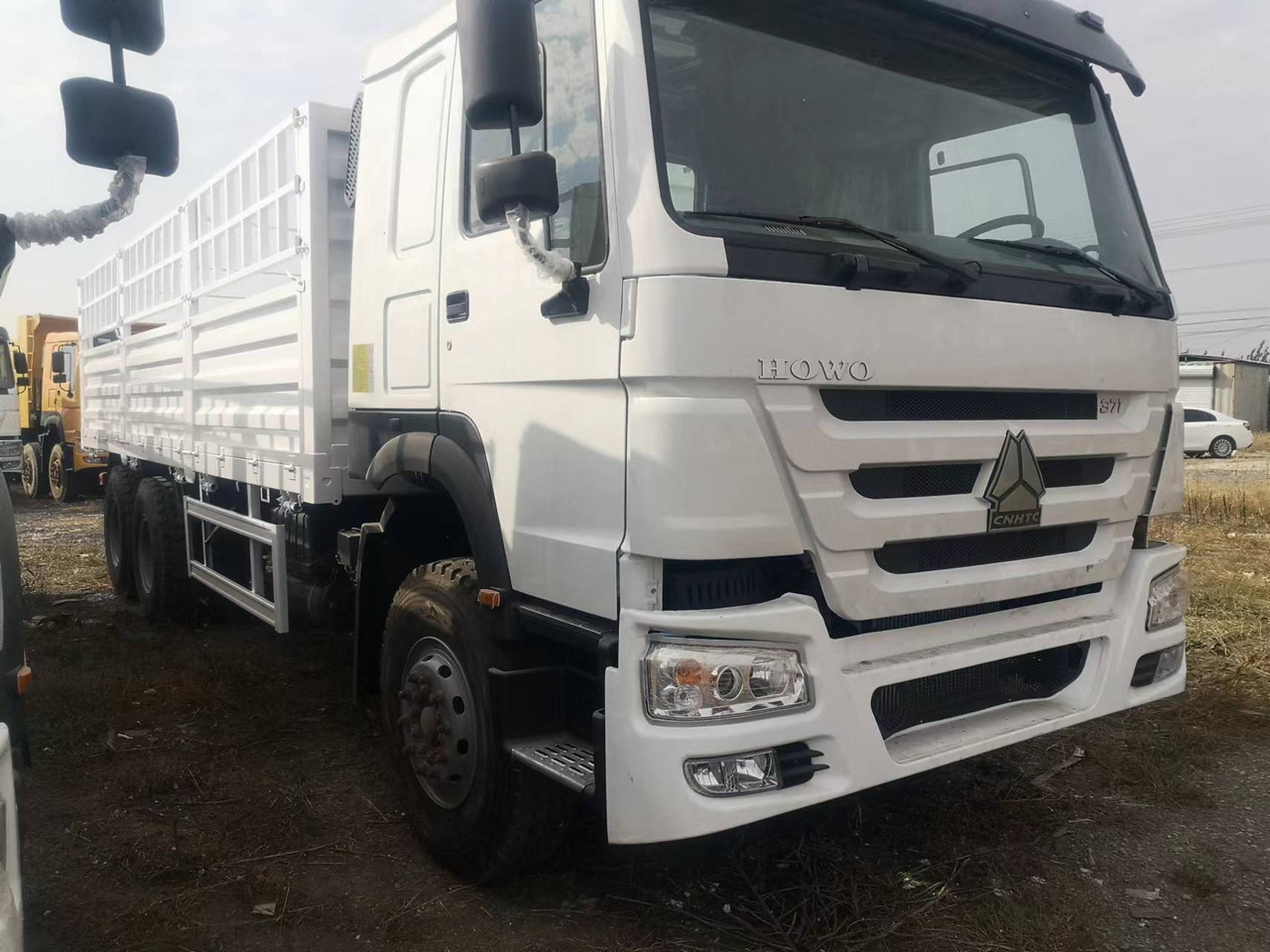 SINOTRUK HOWO 375 SINOTRUK HOWO 371 WITH FENCE howo380 420 400 - Állatszállító teherautó: 3 kép. SINOTRUK HOWO 375 SINOTRUK HOWO 371 WITH FENCE howo380 420 400 - Állatszállító teherautó: 3 kép.