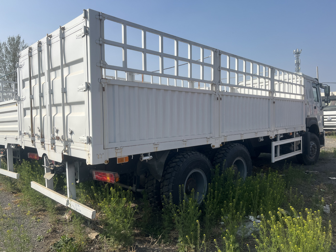 SINOTRUK HOWO 6*4 371 HP 8*4 375 400 420 HORSEPOWER - Állatszállító teherautó: 5 kép. SINOTRUK HOWO 6*4 371 HP 8*4 375 400 420 HORSEPOWER - Állatszállító teherautó: 5 kép.